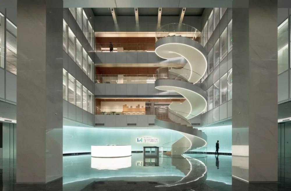 iluminação de escadas pelo teto